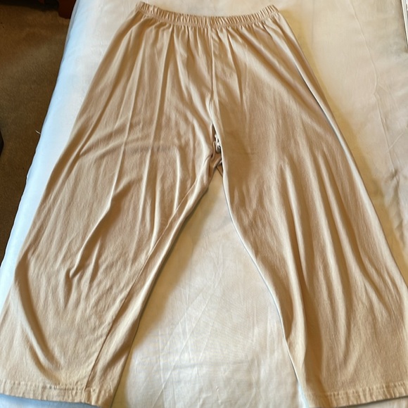 Michelle-Louise beige sleeveless v-neck top and elastic waisted capris bottom - Picture 5 of 5